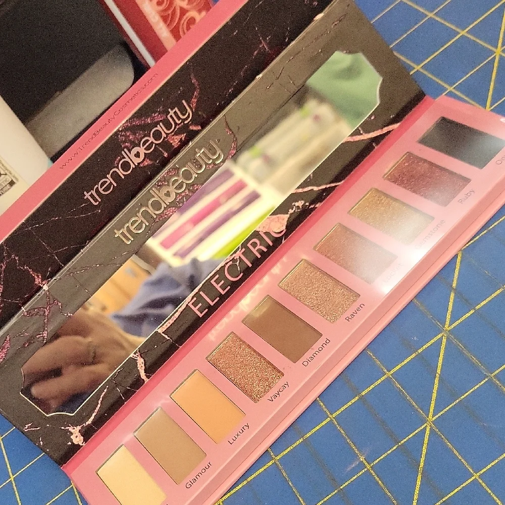 Trend Beauty Electric Eyeshadow Palette - 10 Glamorous Shades New In Box